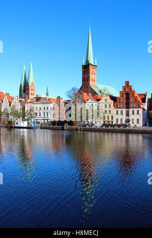 La vieille ville de Lubeck Marienkirche avec (St. Mary's Church) et Petrikirche (St. Peter's Church) traduit par rivière Trave, Allemagne Banque D'Images