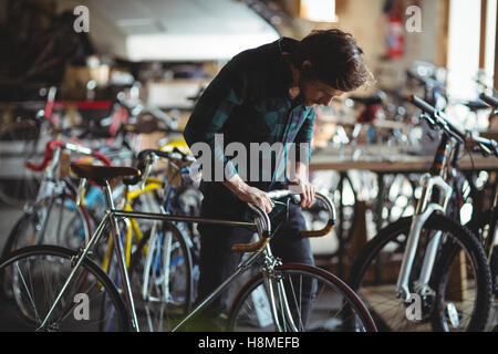 L'examen de mécanicien Vélo guidon Banque D'Images