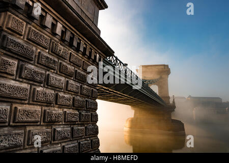 Pont des chaînes à Budapest - capital Hyngarian durind le matin brumeux après le lever du soleil Banque D'Images