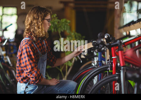 L'examen de mécanicien vélo Banque D'Images