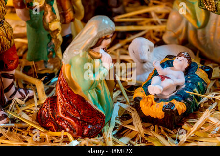 Crèche de Noël scène avec figurines y compris Jésus et Marie. Se concentrer sur l'enfant Jésus ! Banque D'Images