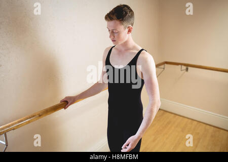 Ballerina practicing ballet dance Banque D'Images