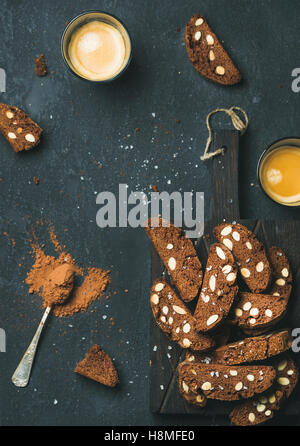 Biscotti avec sel de mer, amandes et café, copy space Banque D'Images