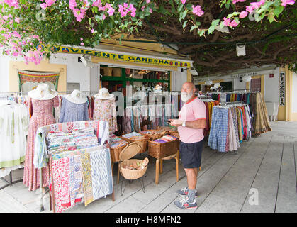 Vincent Ganesha store avec vintage et de la mode hippie de bougainvillées rose sous Banque D'Images
