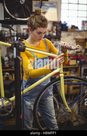 Mechanic repairing a bicyclette guidon Banque D'Images