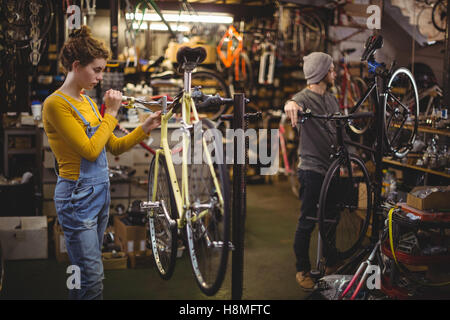 Mechanic repairing a bicyclette guidon Banque D'Images