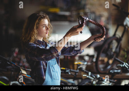 L'examen de mécanicien Vélo guidon Banque D'Images