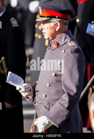 Le prince Charles prince de Galles et SA MAJESTÉ LA REINE se joint à d'autres membres de la famille royale au cénotaphe sur Dimanche du souvenir Banque D'Images