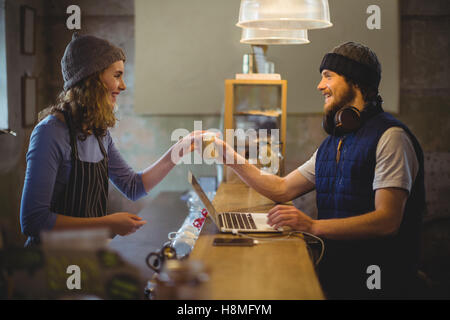 Serveuse de mécanicien à lutter contre Banque D'Images