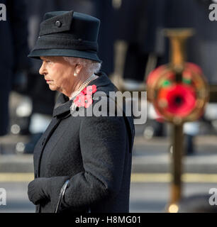 Sa Majesté La Reine se joint à d'autres membres de la famille royale au cénotaphe sur Dimanche du souvenir Banque D'Images