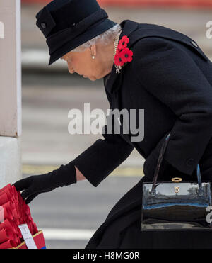 Sa Majesté La Reine se joint à d'autres membres de la famille royale au cénotaphe sur Dimanche du souvenir Banque D'Images