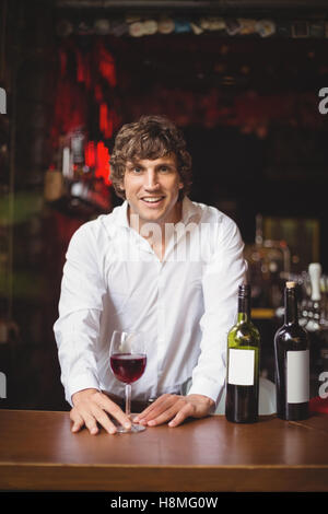 Portrait de bar offres avec verre de vin rouge Banque D'Images