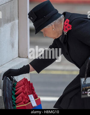 Sa Majesté La Reine se joint à d'autres membres de la famille royale au cénotaphe sur Dimanche du souvenir Banque D'Images