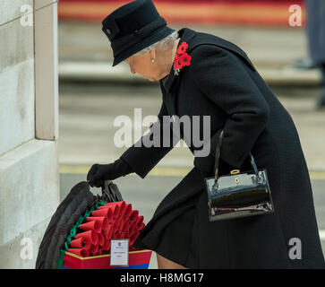 Sa Majesté La Reine se joint à d'autres membres de la famille royale au cénotaphe sur Dimanche du souvenir Banque D'Images