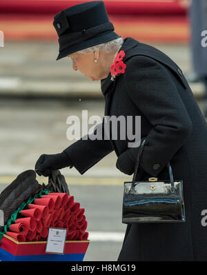 Sa Majesté La Reine se joint à d'autres membres de la famille royale au cénotaphe sur Dimanche du souvenir Banque D'Images