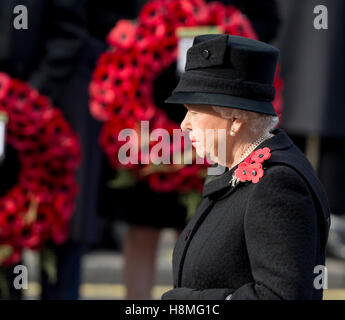 Sa Majesté La Reine se joint à d'autres membres de la famille royale au cénotaphe sur Dimanche du souvenir Banque D'Images