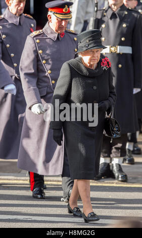 Le prince Charles prince de Galles et SA MAJESTÉ LA REINE se joint à d'autres membres de la famille royale au cénotaphe sur Dimanche du souvenir Banque D'Images
