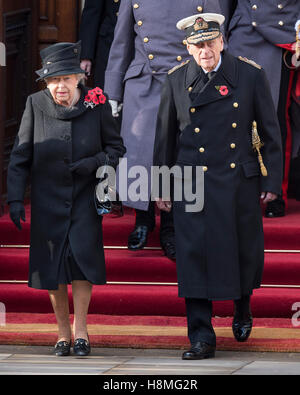 Sa Majesté La Reine se joint à d'autres membres de la famille royale au cénotaphe sur Dimanche du souvenir Banque D'Images