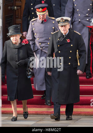 Sa Majesté La Reine se joint à d'autres membres de la famille royale au cénotaphe sur Dimanche du souvenir Banque D'Images