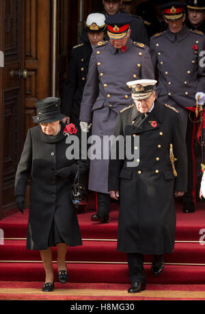 Sa Majesté La Reine se joint à d'autres membres de la famille royale au cénotaphe sur Dimanche du souvenir Banque D'Images