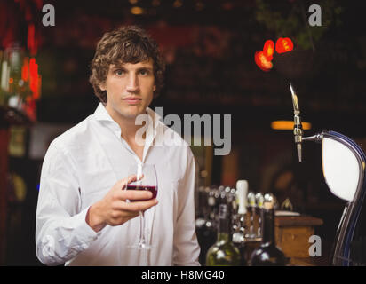 Portrait de bar offres holding glass of red wine Banque D'Images