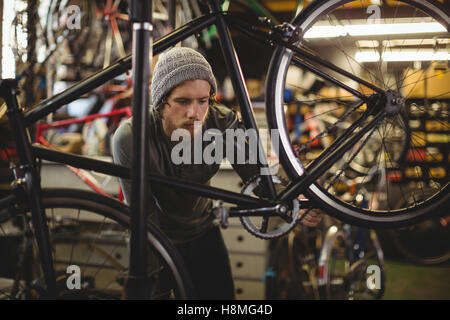 L'examen de mécanicien vélo Banque D'Images