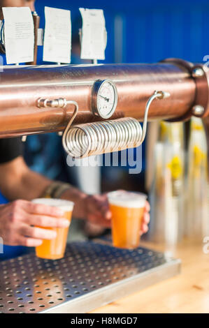 Détail de la bière pression système. Manomètre de pression et pression de vidange. Banque D'Images