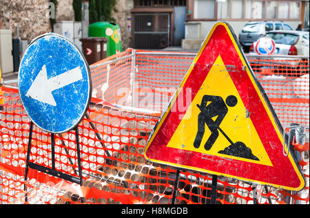 Travail en cours sur un panneau routier travaux routiers Banque D'Images