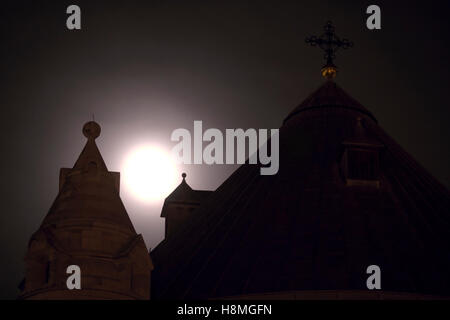 La pleine lune montante passe derrière le dôme et la cloche tour de l'église de la Dormition ou Hagia Maria Abbaye de Sion sur le mont Zion, vieille ville de Jérusalem, Israël Banque D'Images