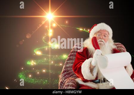 Le père noël faire une liste de cadeaux Banque D'Images