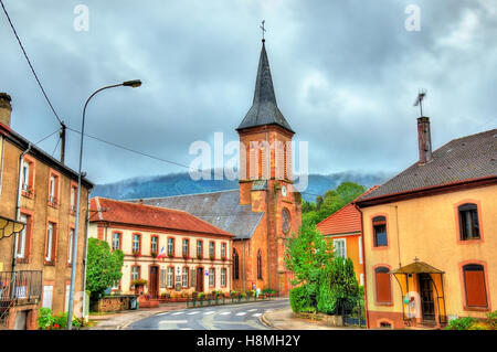 La Petite-Raon, mairie et l'église. Département des Vosges, France Banque D'Images