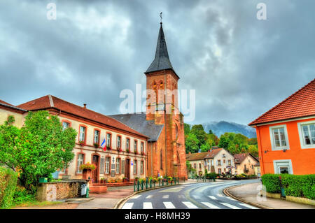 La Petite-Raon, mairie et l'église. Département des Vosges, France Banque D'Images