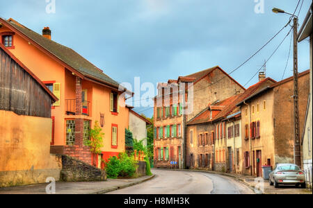 Maisons traditionnelles dans la Petite-Raon, un village dans le département des Vosges - France Banque D'Images