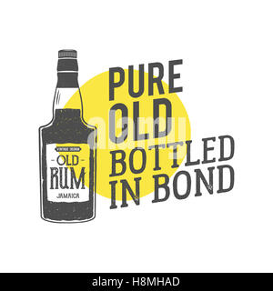 Vintage label artisanal, de l'emblème avec bouteille de rhum vieux et le slogan - pure vieille bouteille en bond. Rempli de croquis de style. Typographie design pour la publicité, la pièce en t. Isolé sur la forme jaune. Banque D'Images