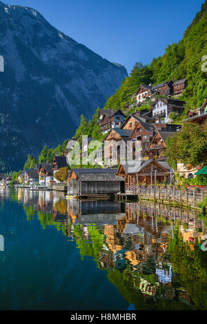 Vue de carte postale classique de la célèbre ville au bord du lac de Hallstatt dans les Alpes dans la belle lumière du matin en été, Salzkammergut, Autriche Banque D'Images