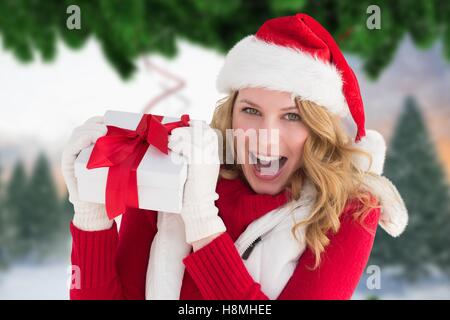 Beautiful woman in santa hat holding une boîte-cadeau Banque D'Images