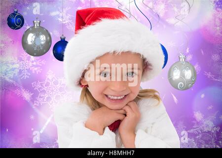 Girl in santa hat smiling at camera Banque D'Images