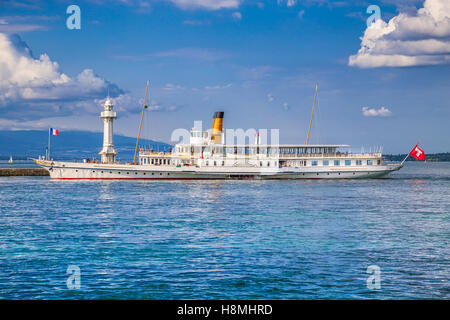 Bateau à vapeur traditionnel bateau excursion historique avec les Paquis Phare sur célèbre lac de Genève, Genève, Suisse Banque D'Images