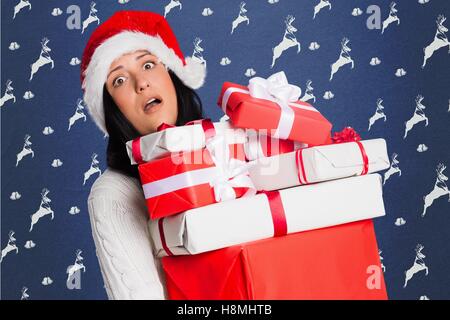 Tired woman in santa hat holding gift box Banque D'Images
