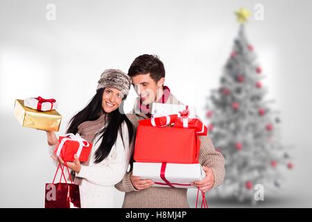 Couple holding pile de cadeaux de Noël Banque D'Images