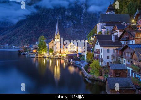 Carte postale panoramique vue du célèbre village au bord du lac de Hallstatt avec Hallstatter Lake dans les Alpes dans le crépuscule du Salzkammergut, Autriche Banque D'Images