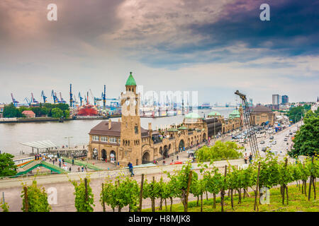 Landungsbrücken Hamburger célèbre avec port commercial et de l'Elbe river, St. Pauli, Hambourg, Allemagne Banque D'Images