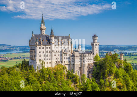 La vue classique du célèbre château de Neuschwanstein, l'un des châteaux les plus visités d'Europe, sur une belle journée ensoleillée en été, Bavière, Allemagne Banque D'Images