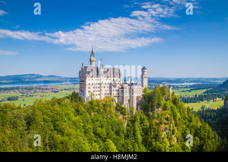 La vue classique du célèbre château de Neuschwanstein, l'un des châteaux les plus visités d'Europe, sur une belle journée ensoleillée en été, Bavière, Allemagne Banque D'Images