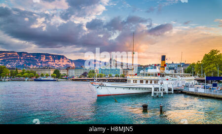 L'affichage classique du centre historique de la ville de Genève avec bateau à vapeur traditionnel sur le Lac Léman au coucher du soleil, Suisse Banque D'Images