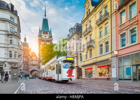 Ville historique de Freiburg im Breisgau avec tramway et célèbre Martin's Gate au coucher du soleil, Baden-Wurttemberg, Allemagne Banque D'Images