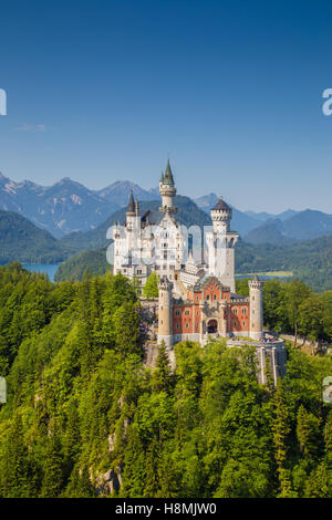 La vue classique du célèbre château de Neuschwanstein, l'un des châteaux les plus visités d'Europe, en été, Bavière, Allemagne Banque D'Images