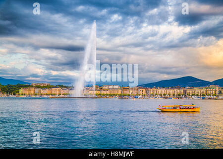 La vue classique du skyline de Genève avec le célèbre Jet d'eau au lac de Genève en belle lumière du soir au coucher du soleil, Suisse Banque D'Images