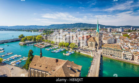 Vue aérienne du centre-ville de Zurich avec célèbre église Fraumunster et rivière Limmat au lac de Zurich de Grossmunster, Suisse Banque D'Images