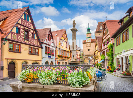 Carte postale classique vue sur la ville historique de Rothenburg ob der Tauber, un jour ensoleillé, avec ciel bleu, Franconia, Bavaria, Germany Banque D'Images